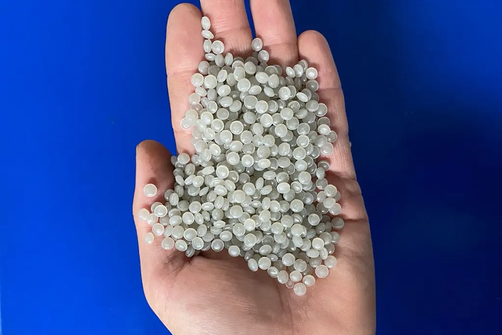 Vue principale de la ligne de granulation en deux étapes de paillettes de plastique PP rigide et HDPE