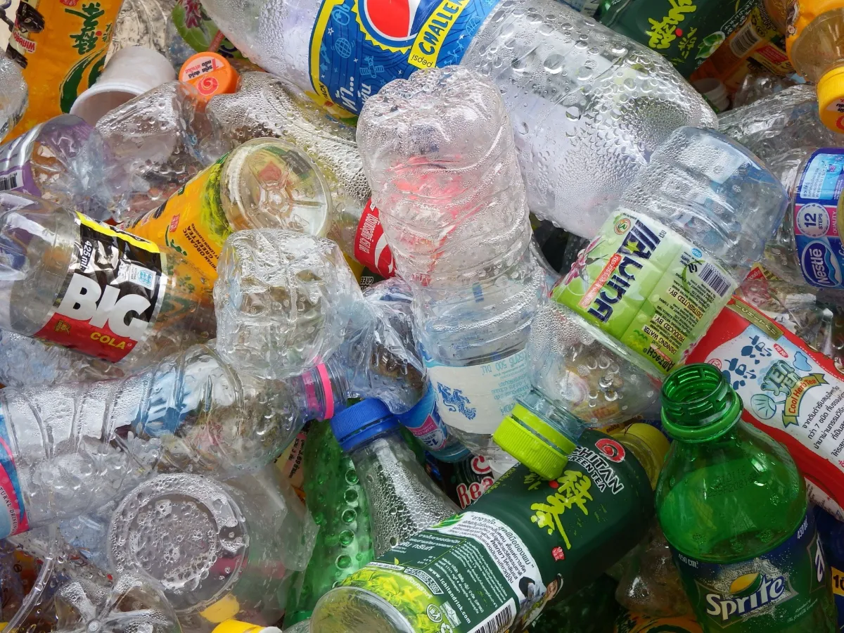 استكشاف تطبيقات إعادة التدوير وقيمة الزجاجات البلاستيكية من مادة PET