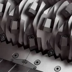 которые являются неотъемлемыми компонентами механизмов для передачи крутящего момента и движения. Перспектива несколько художественная, фокусируется на сцепленных зубьях шестерен. Цветовая палитра однотонная, с различными оттенками серого, придающими изображению металлический оттенок. Это может быть часть более крупного механизма, крупный план часового механизма или абстрактное произведение искусства, вдохновленное механическими элементами.