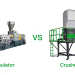 この図は、2 種類の産業機械、造粒機と粉砕機の比較を示しています。画像の左側にある造粒機は、材料を細かく切断または細断するために設計された、長くて複雑な機械です。画像の右側にある粉砕機は、緑色の安全構造で囲まれており、材料を圧縮して扱いやすい小さな破片に分解するために使用されます。中央の「vs」という文字は、材料を処理する際の機能または効率の比較または評価を示しています。