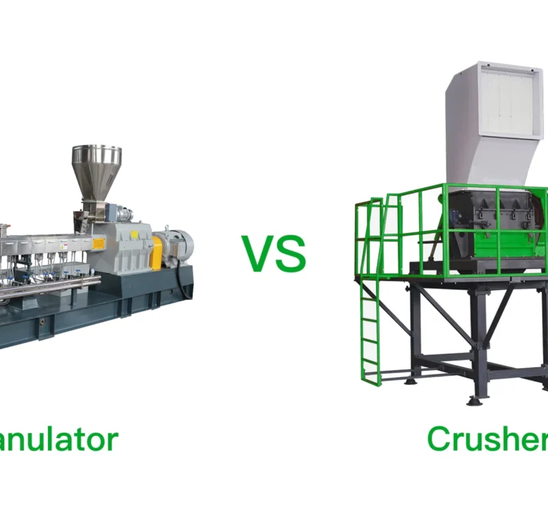 Obrázek ukazuje srovnání dvou typů průmyslových strojů: Granulátor a Drtič. Na levé straně obrázku je Granulátor, což je dlouhý, složitý stroj určený k řezání nebo drcení materiálu na menší kousky. Na pravé straně obrázku je Drtič, který je uzavřen v zelené bezpečnostní struktuře a slouží ke stlačování a rozbíjení materiálů na menší, zvládnutelné kousky. Text "vs" uprostřed navrhuje srovnání nebo hodnocení jejich funkcí nebo efektivnosti při zpracování materiálů.