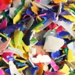 Bunte geschredderte Plastikteile zum Recycling