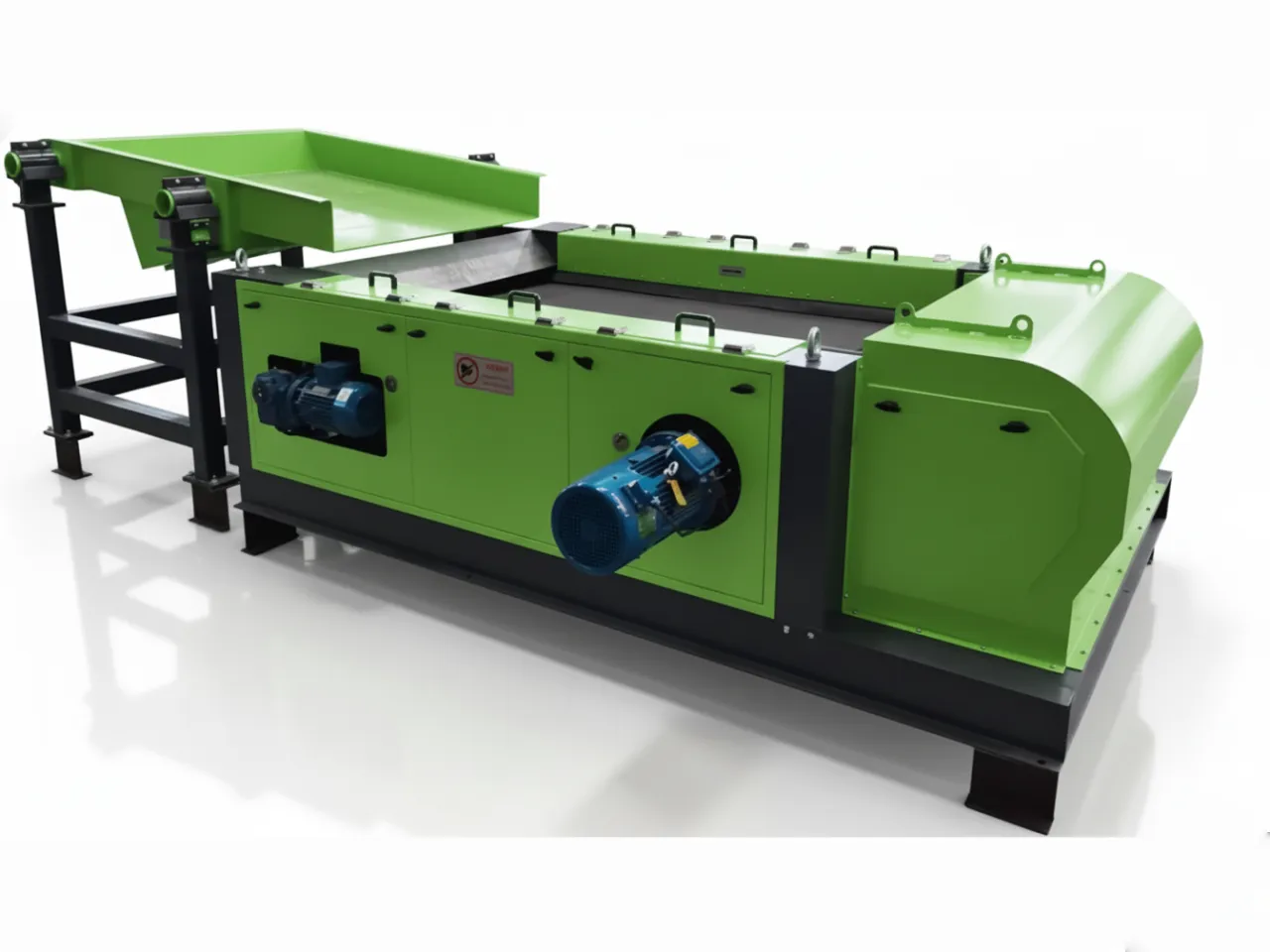 Вид сбоку усовершенствованного вихретокового сепаратора: зеленый лоток подачи слева, длинный зеленый основной корпус с синими двигателями и черная опорная рама.