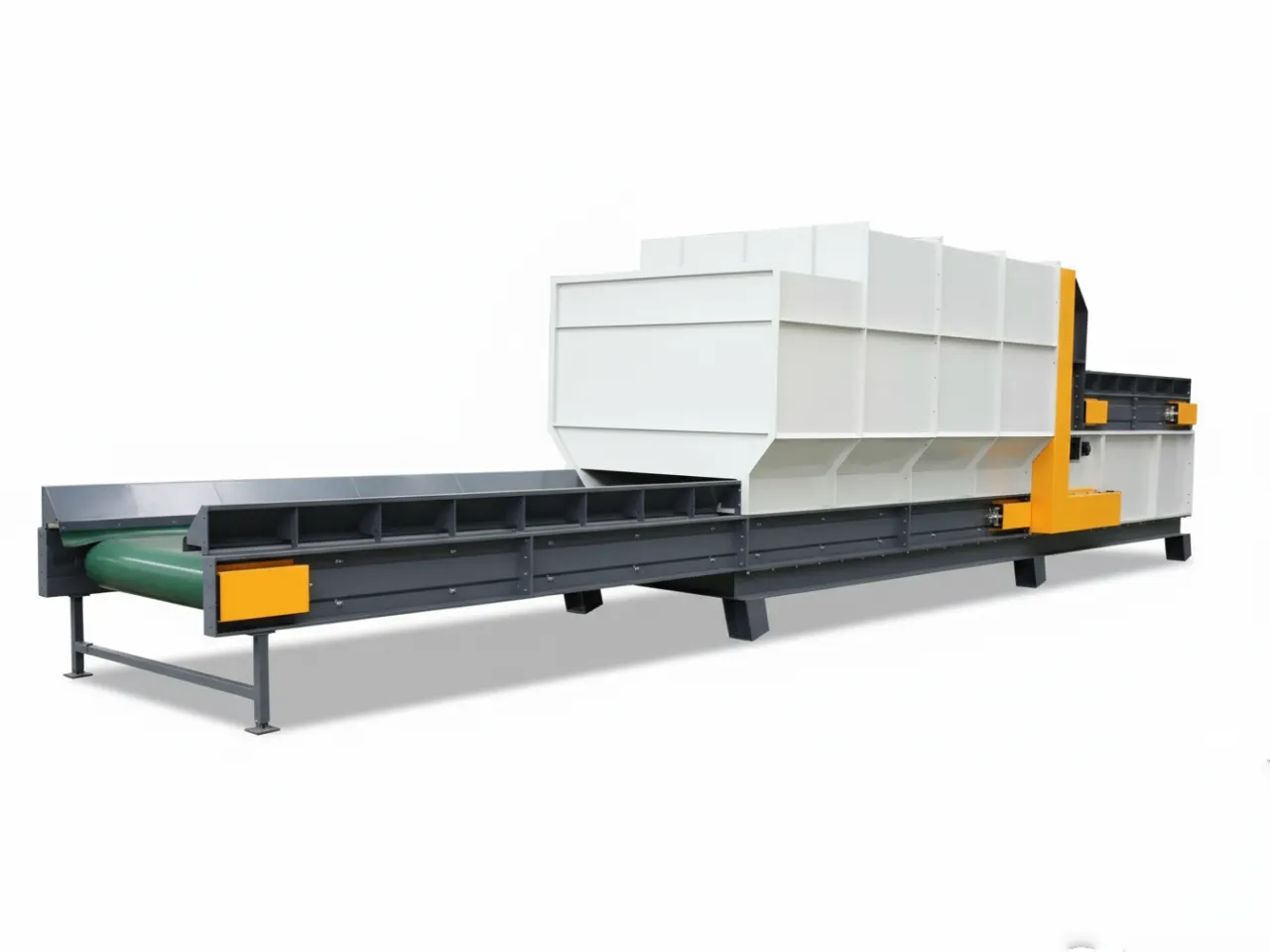 Боковой профиль промышленного воздушного сепаратора для машин по переработке пластика с длинной зеленой конвейерной лентой, ведущей в большой бело-серый сепаратор с желтыми акцентами.