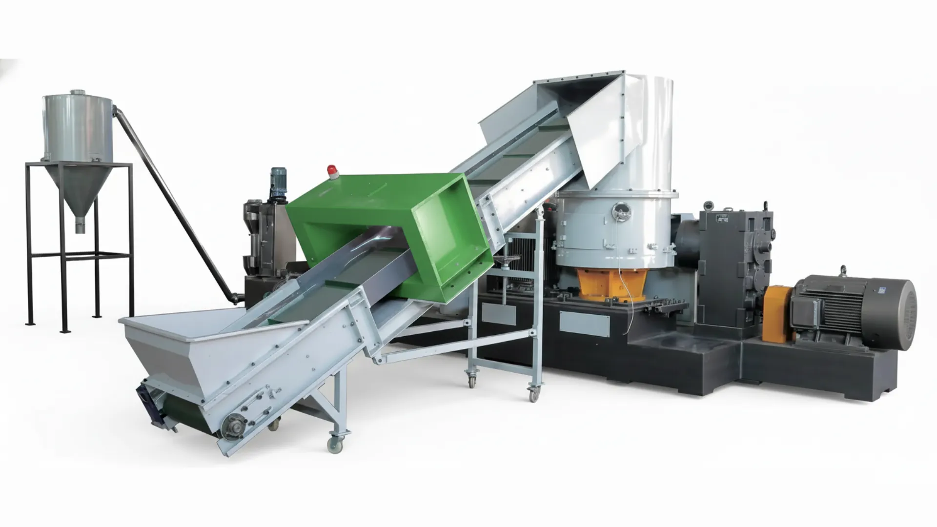 Vue latérale d'une ligne industrielle de recyclage et de granulation de films BOPP, comprenant un convoyeur argenté avec un séparateur vert alimentant une grande unité de traitement grise et noire, avec un silo de collecte sur la gauche.