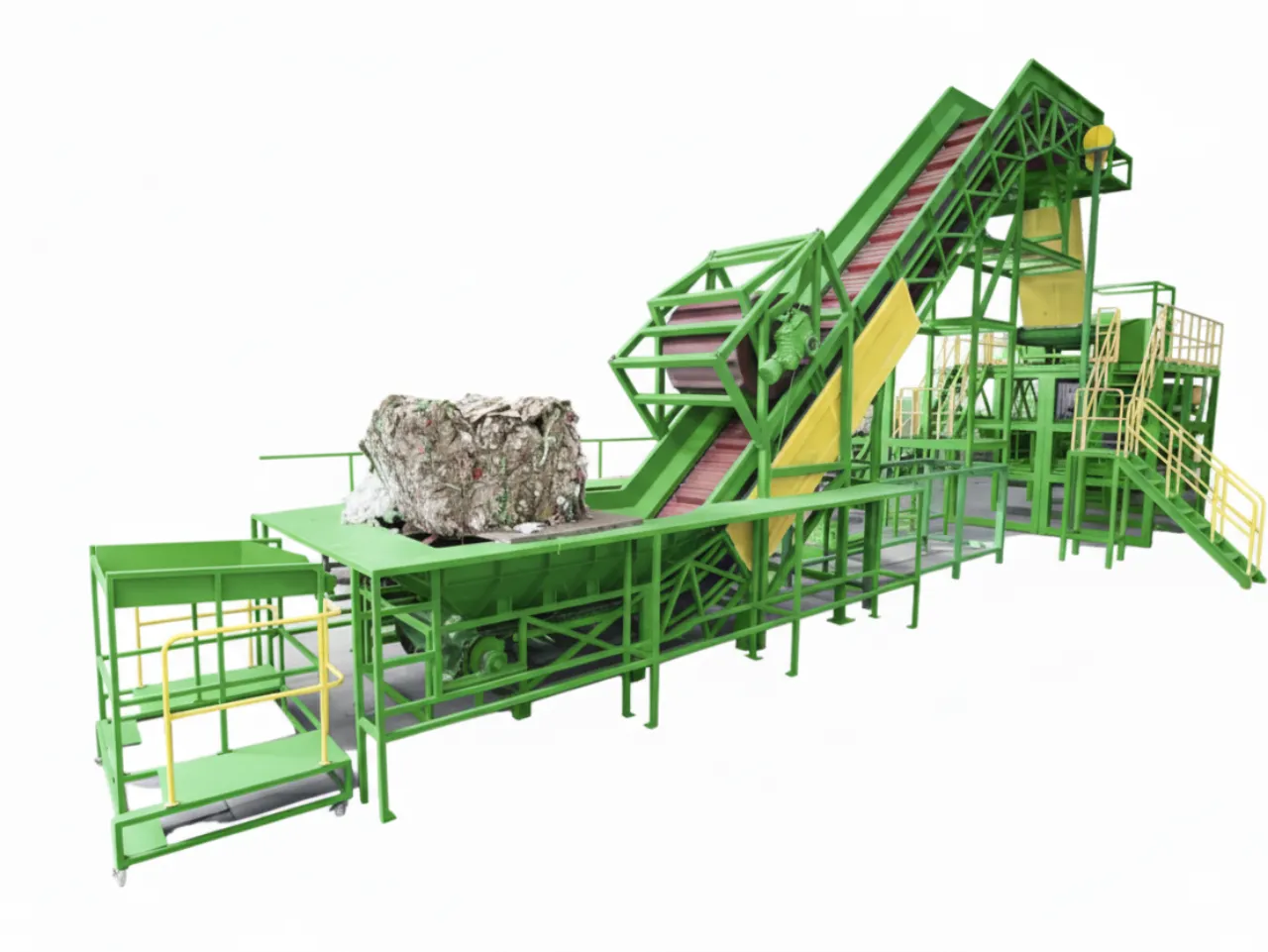 Vue latérale d'un grand convoyeur de déchets industriels à chaîne verte, avec une balle de déchets comprimée sur la section de chargement horizontale menant à une bande à chaîne inclinée et raide.