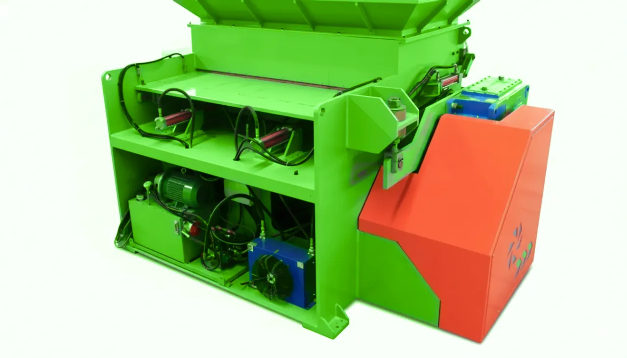 Mașină industrială mare cu piese albastre și portocalii.