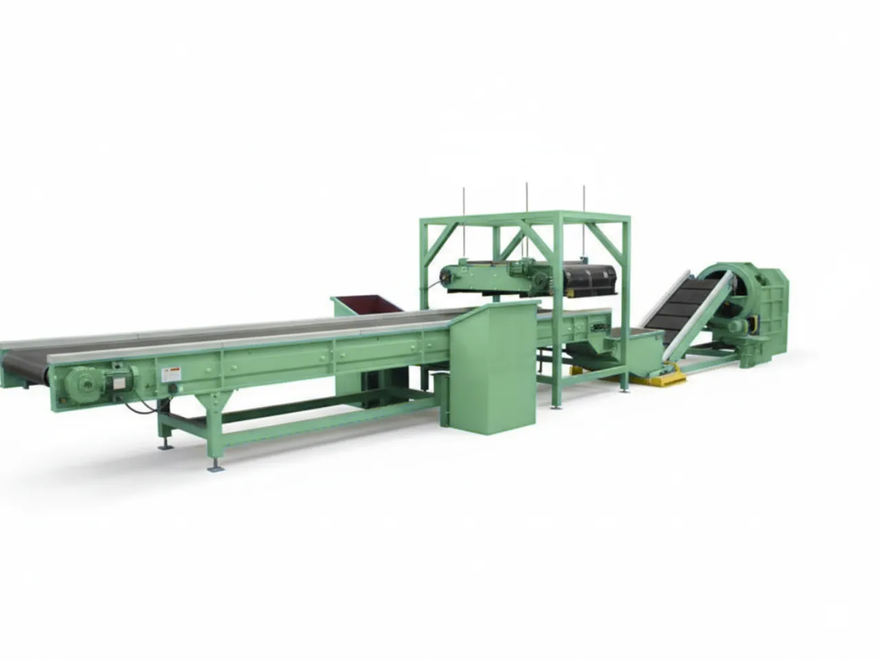 Profil latéral d'un séparateur magnétique industriel, représenté en vert clair, comportant un long convoyeur d'alimentation, un tambour magnétique suspendu et un convoyeur de sortie séparé.