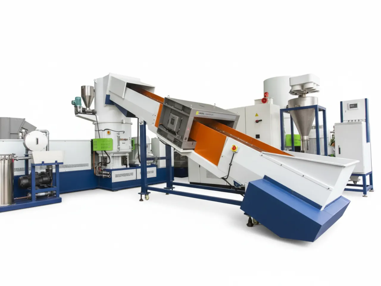 Système industriel complet de granulation de plastique à une vis, comprenant un convoyeur à bande incliné alimentant l'unité principale de traitement et d'extrusion.