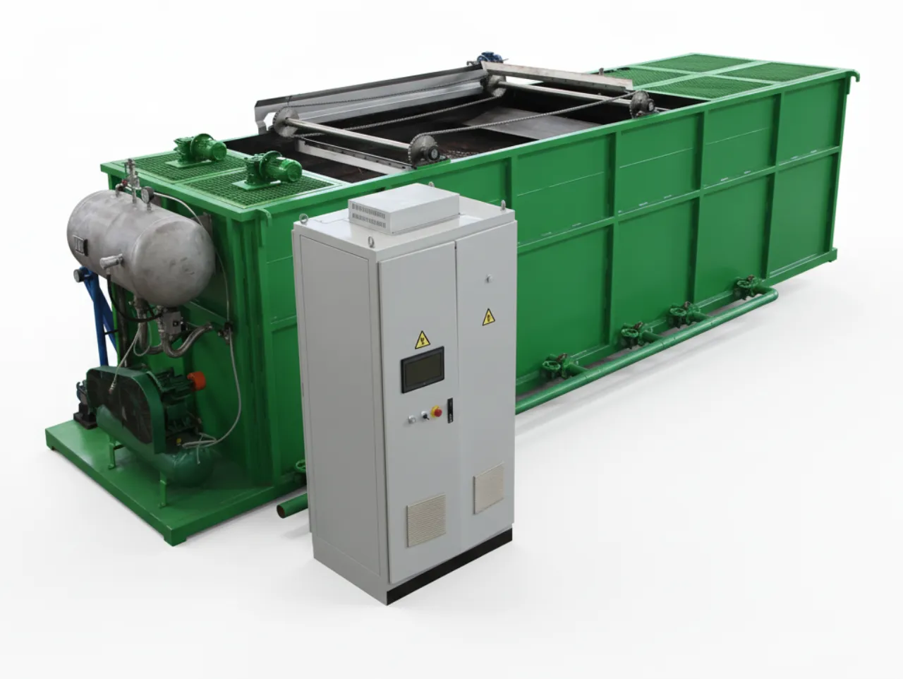 Экологичная промышленная установка для очистки сточных вод методом растворенной воздушной флотации (DAF), включающая в себя большой резервуар с установленным сверху скиммером и примыкающий к нему серый электрический шкаф управления.