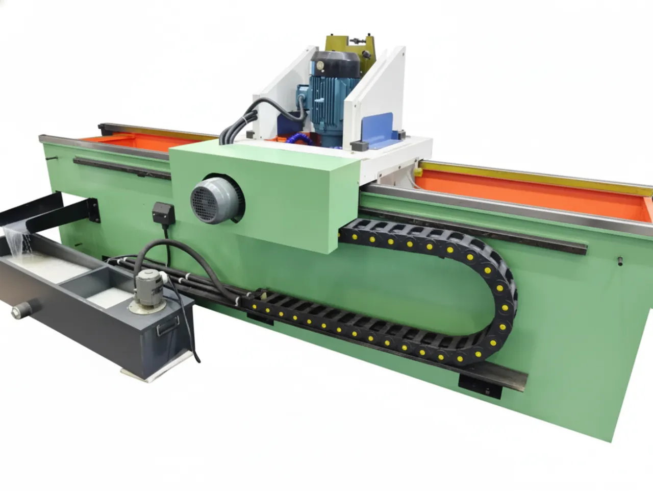 Промышленный автоматический станок для заточки ножей и лезвий. Светло-зеленая каретка с двигателем для заточки, длинная станина с оранжевой поверхностью, черная тросовая цепь, серый насос и резервуар для охлаждающей жидкости.