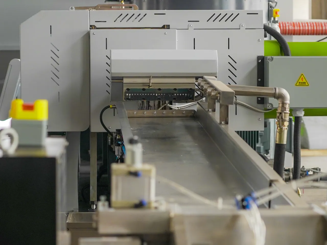 Extrudeuse à double vis co-rotative pour le compoundage.