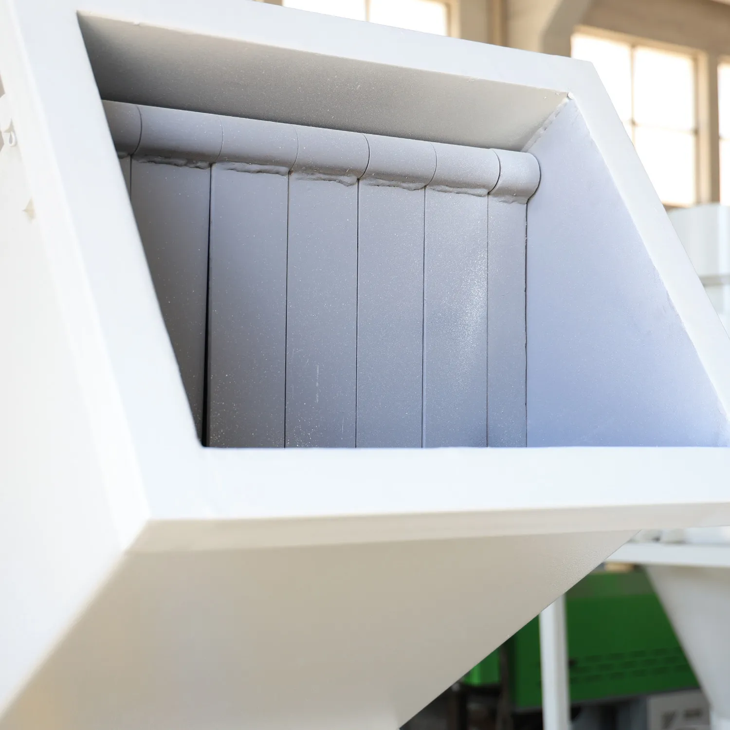 Боковой вид дробилки