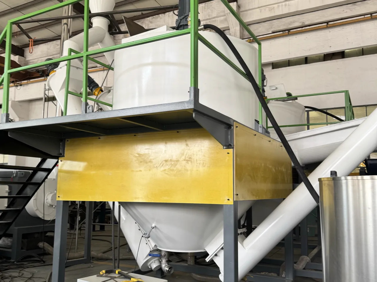 Система непрерывной горячей мойки на заводе.