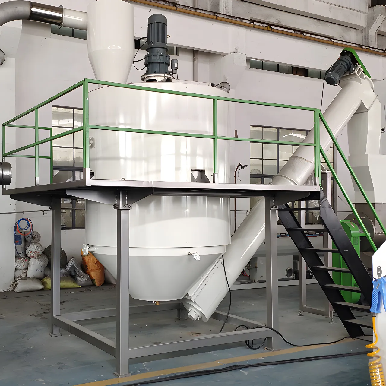 Вид сбоку системы непрерывной стирки горячим воздухом