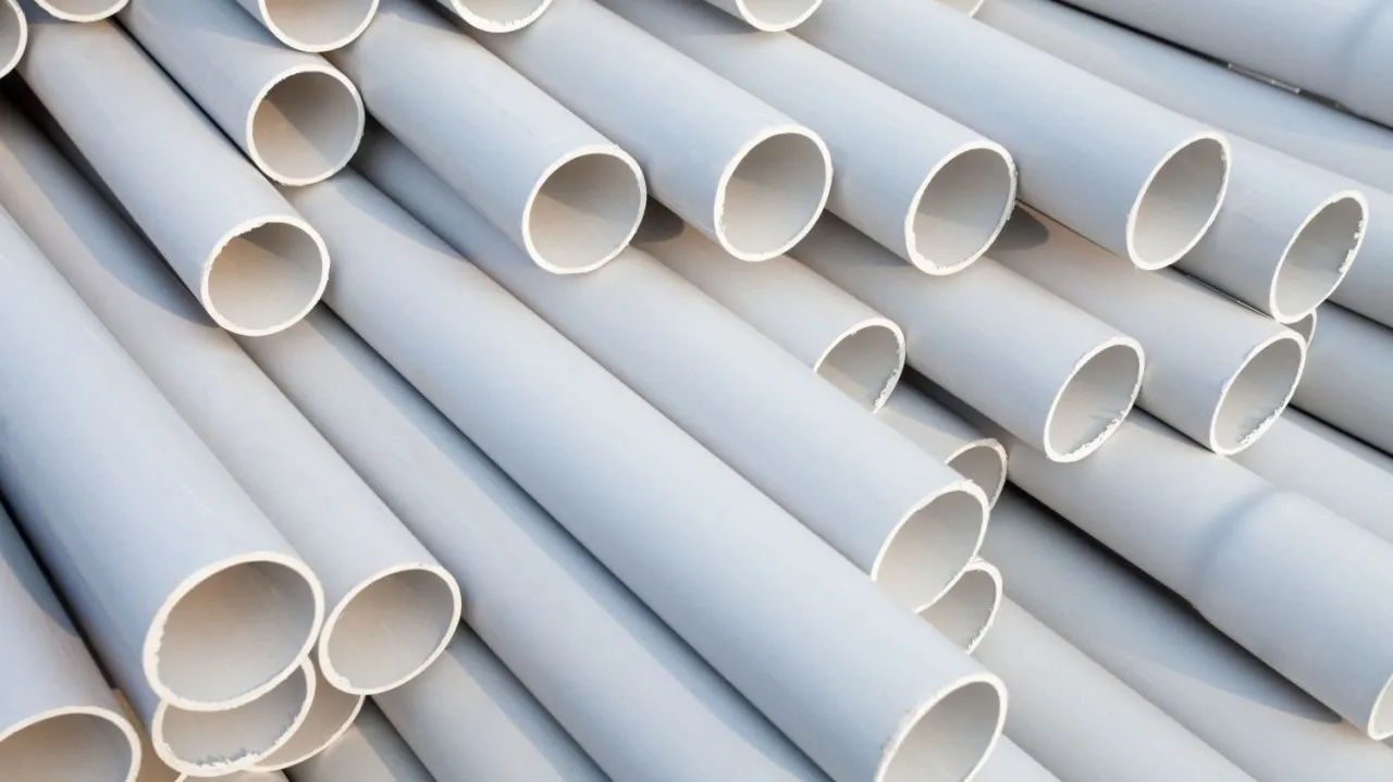 Déchiquetage de grandes conduites et profils en plastique