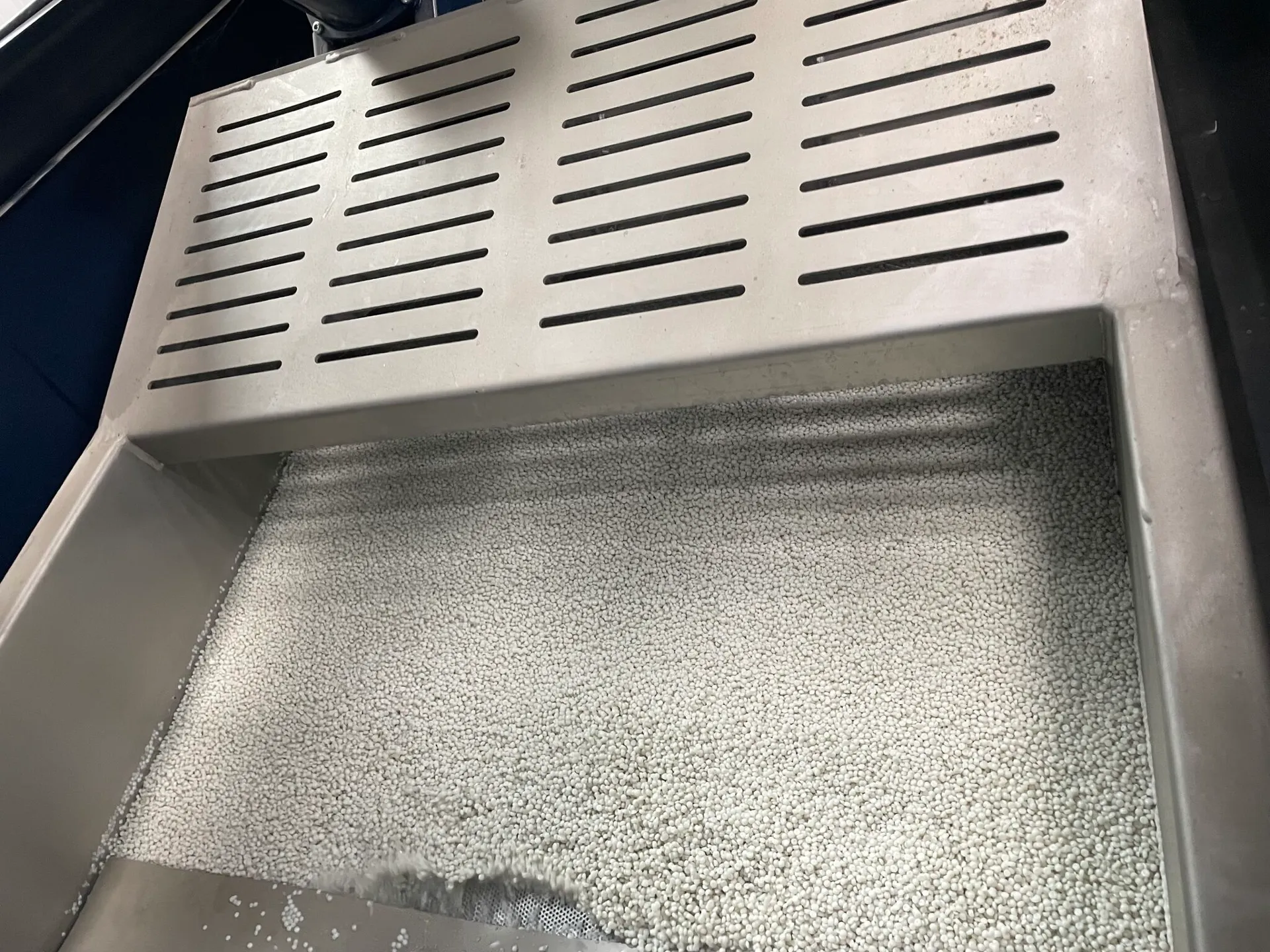 Criba vibrante para clasificación de pellets
