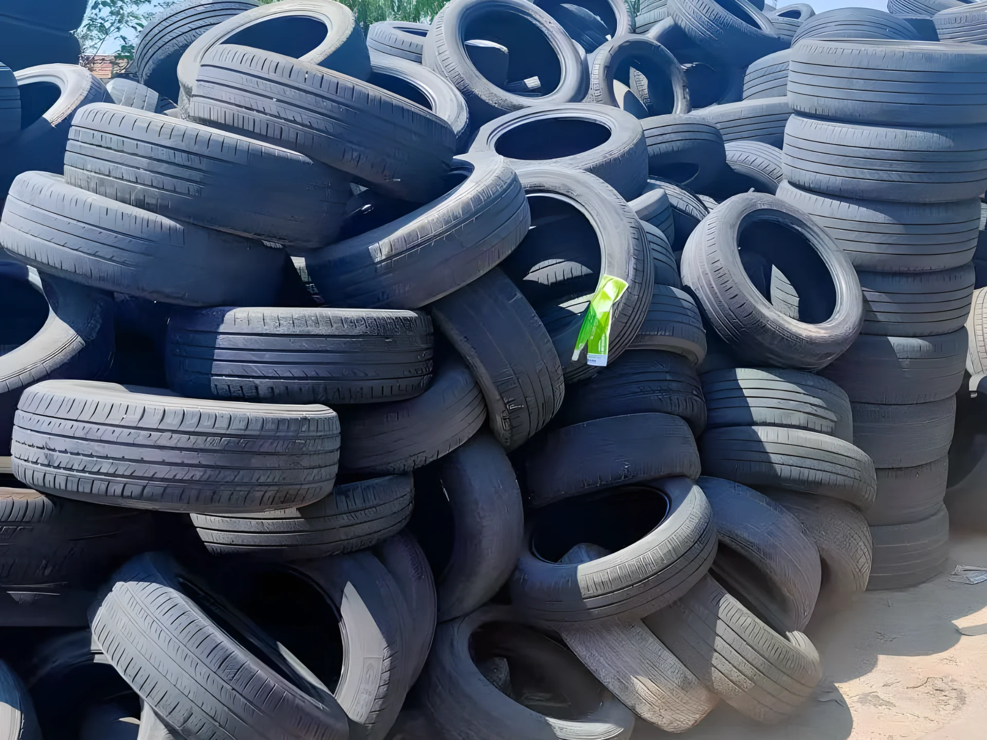 Pneumatici trattati da trituratore a due assi industriale